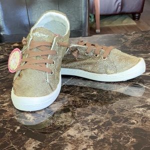 Gold lame’ sneakers